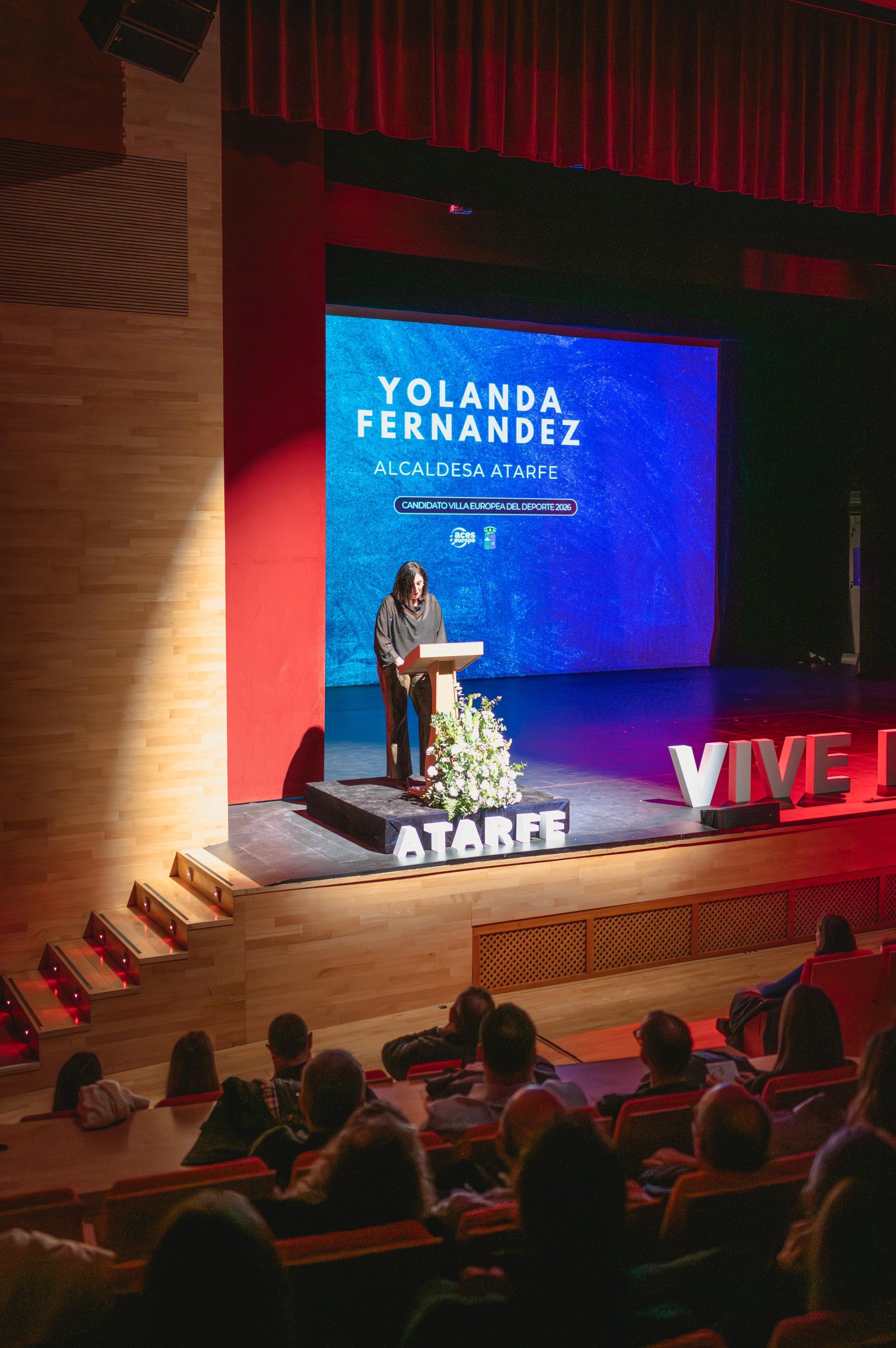 <img src="URL_DE_TU_IMAGEN" alt="La alcaldesa dando el discurso de bienvenida en la gala 'Candidatos a Villa Europea del Deporte 2026'" title="Discurso de bienvenida de la alcaldesa - Gala Atarfe" />